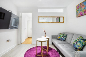 Modern Two Bed Apt with free Gated Parking Space